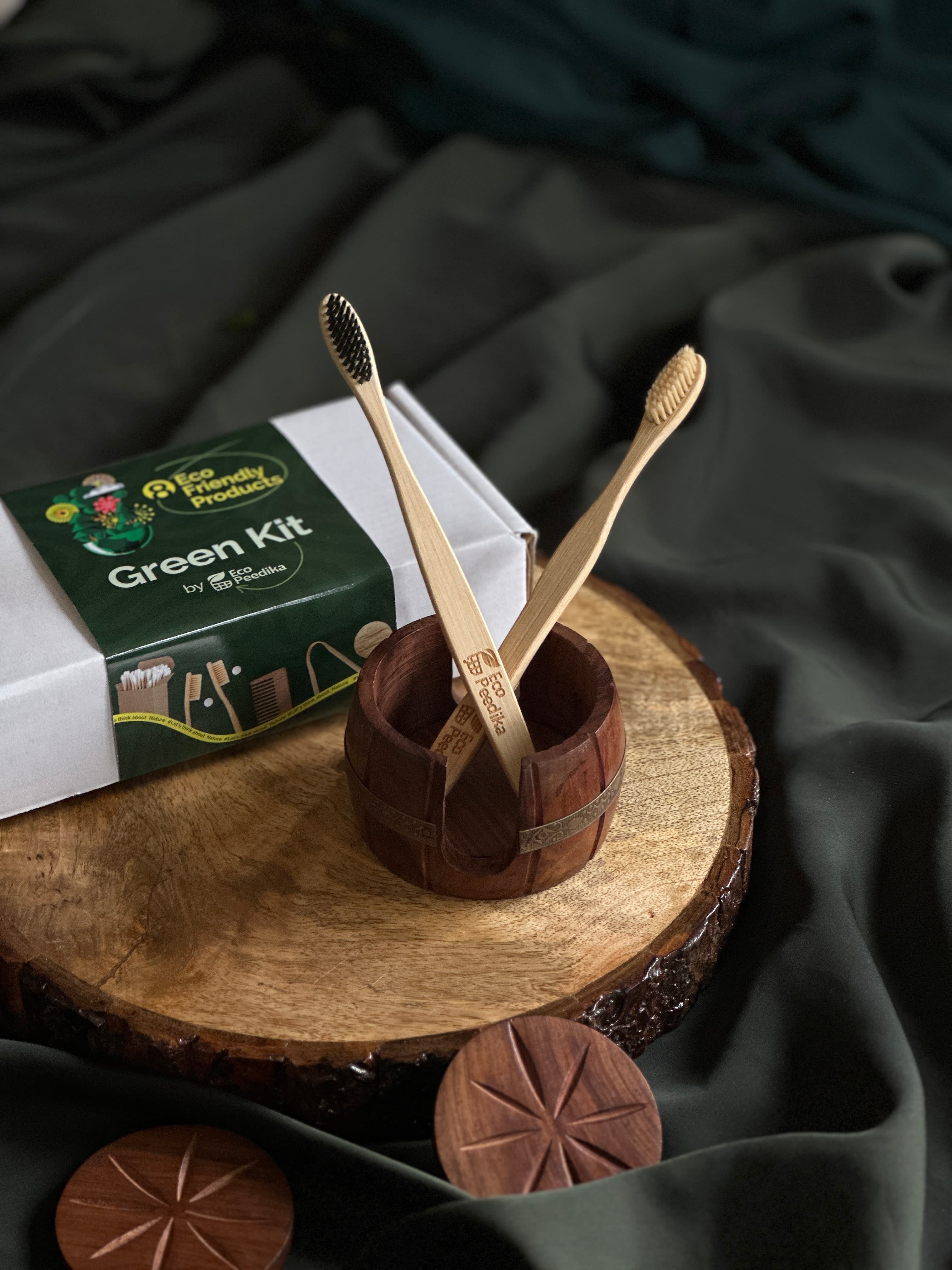 A kit of 8 essential eco-friendly products.
